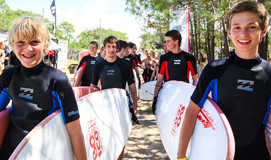 Actie bij het strand: klaar om te surfen!